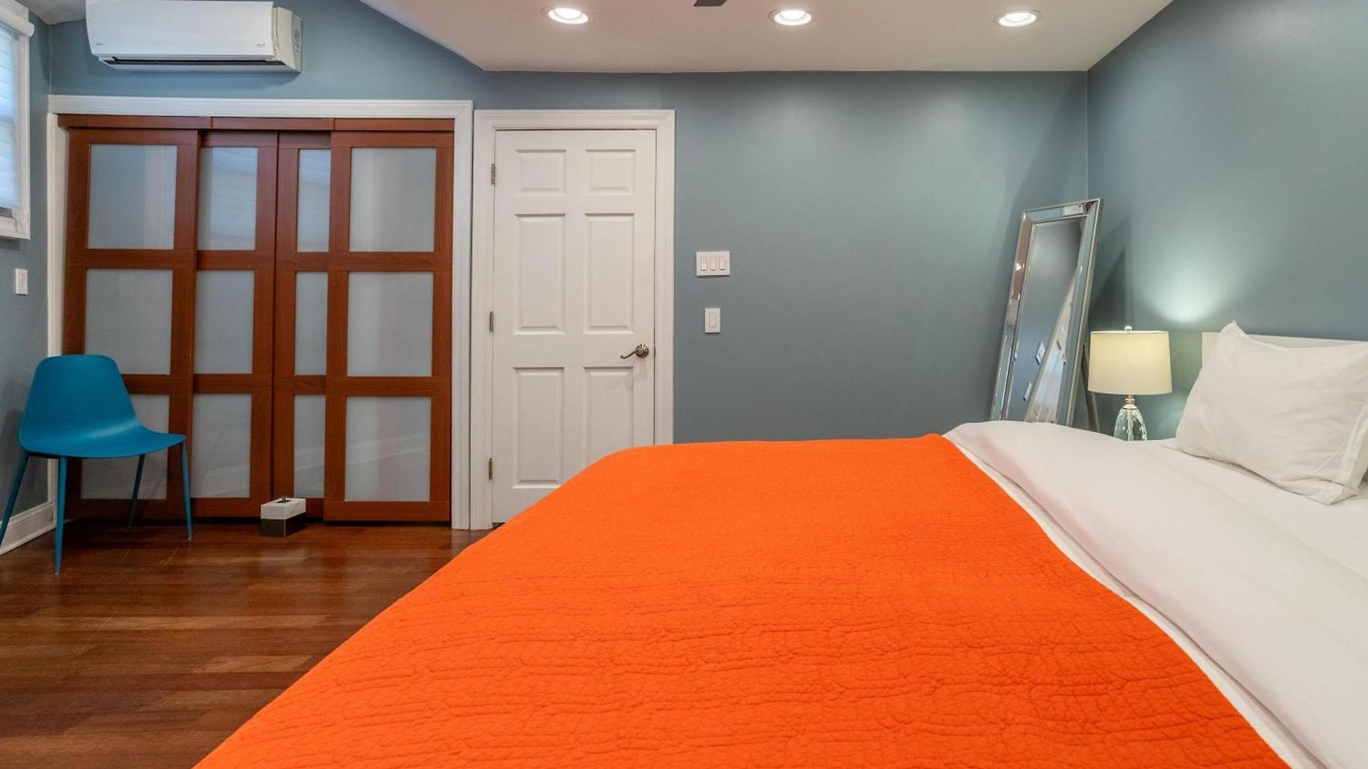 Holiday home 3-story Townhome Free Parking Private Patio Washer-dryer Chicago
