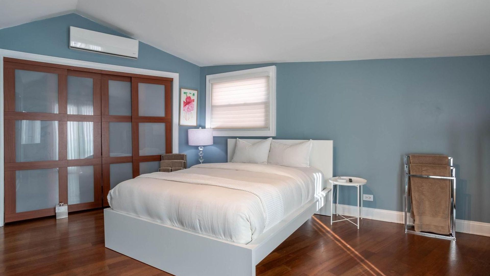 3-story Townhome Free Parking Private Patio Washer-dryer