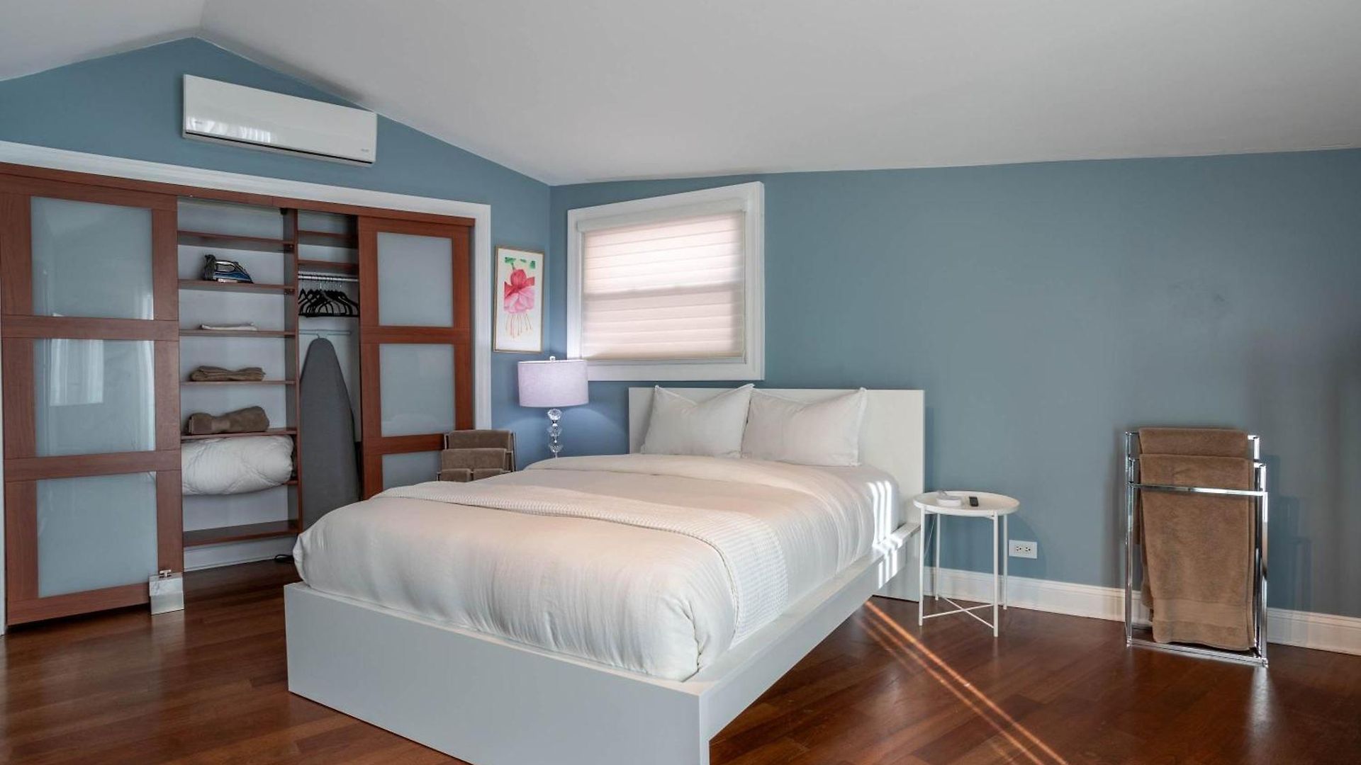 Holiday home 3-story Townhome Free Parking Private Patio Washer-dryer *