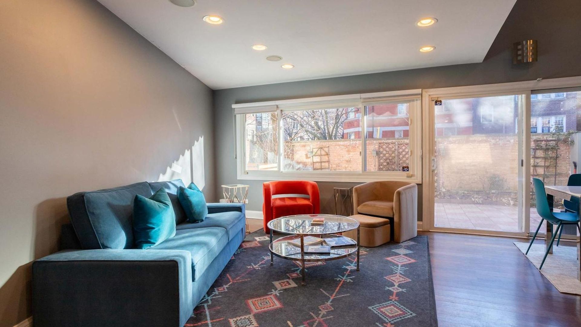 3-story Townhome Free Parking Private Patio Washer-dryer Chicago