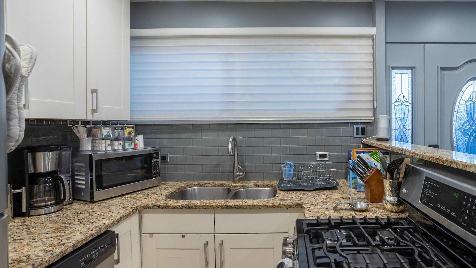 Holiday home 3-story Townhome Free Parking Private Patio Washer-dryer *