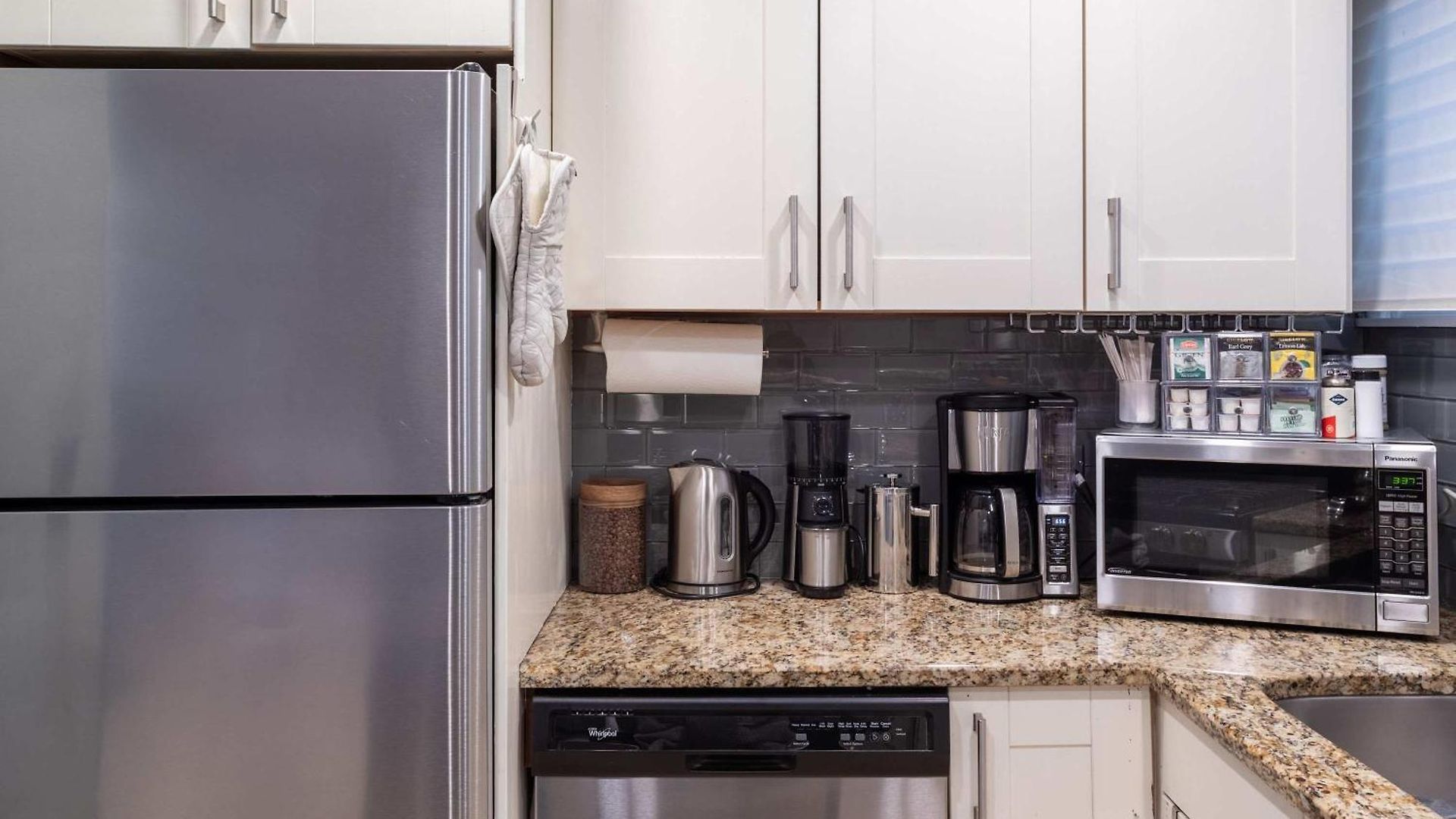 3-story Townhome Free Parking Private Patio Washer-dryer