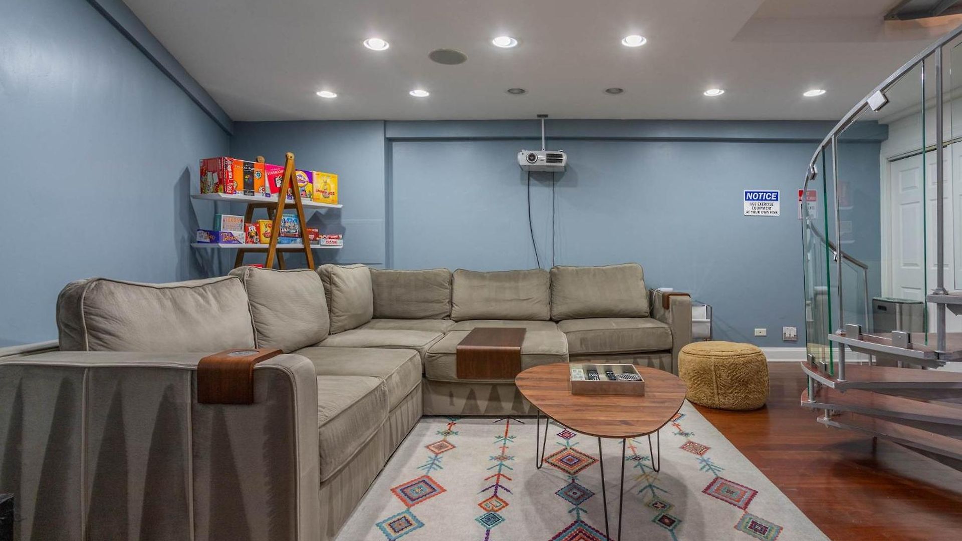 3-story Townhome Free Parking Private Patio Washer-dryer *