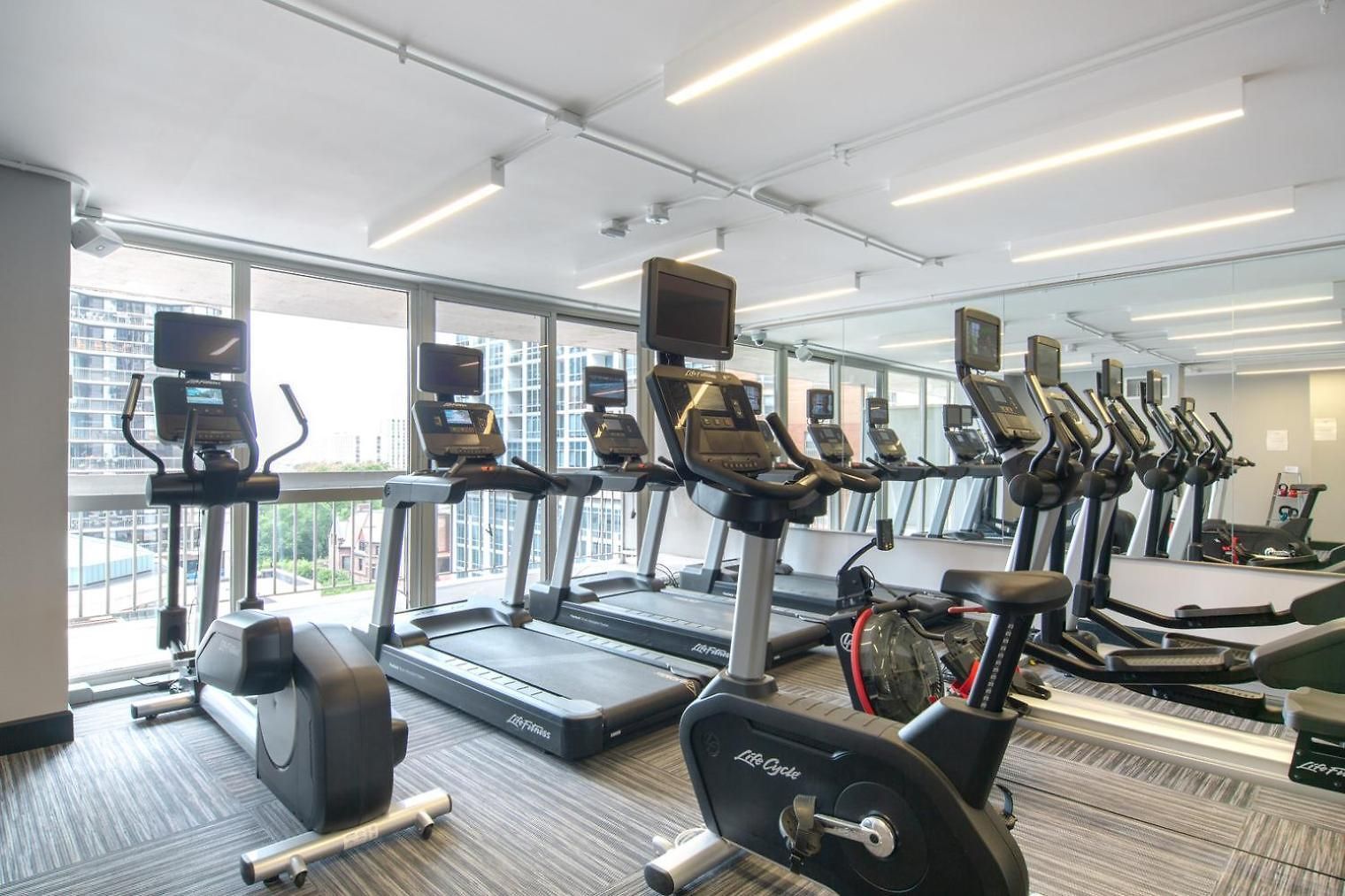 Gold Coast 2br W Gym Lounge 1 Block To L Chi-801
