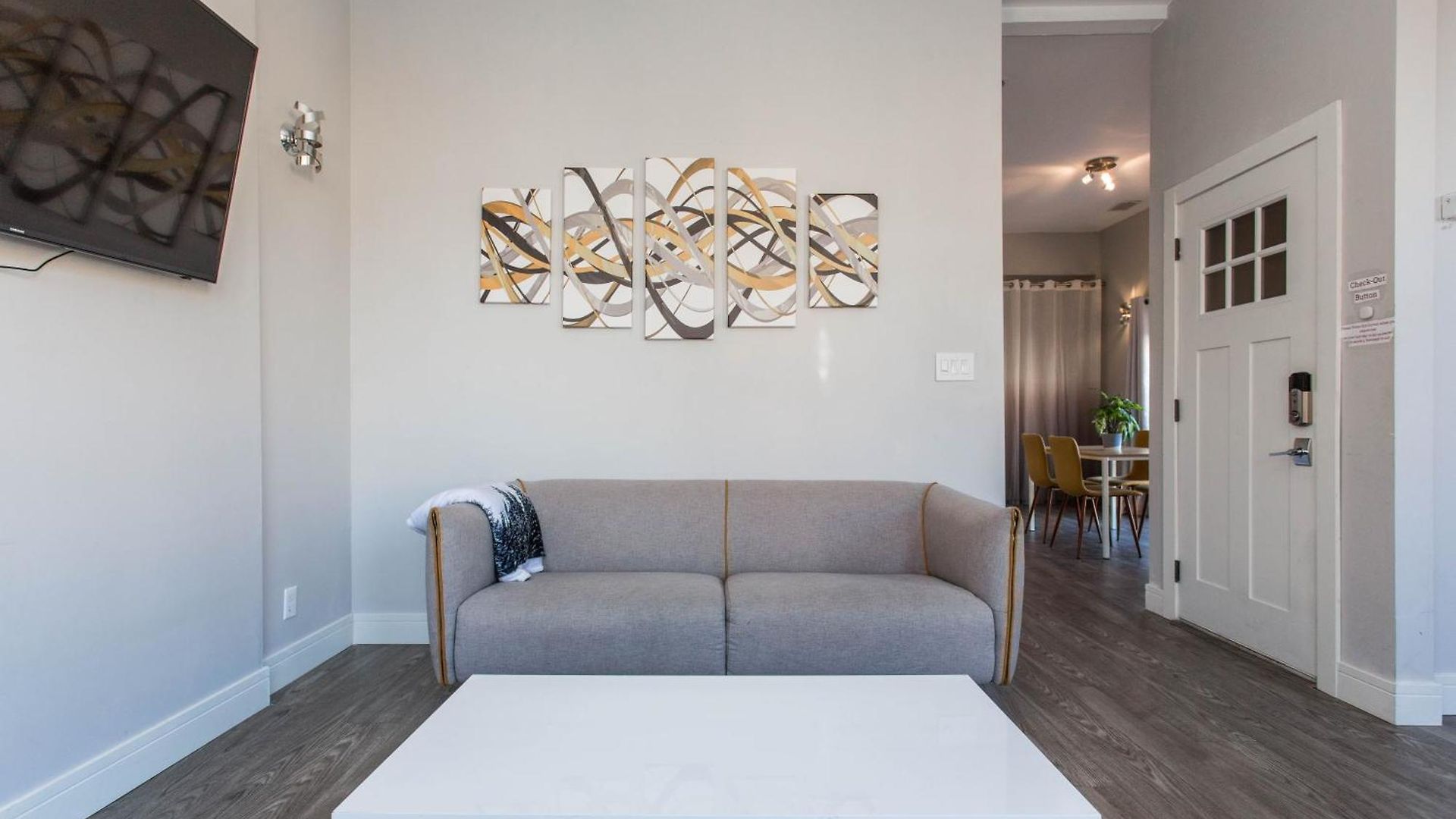 Apartment Double Play Wrigley - Prime Location Across From Wrigley Field & Transit - 2br Apts Chicago