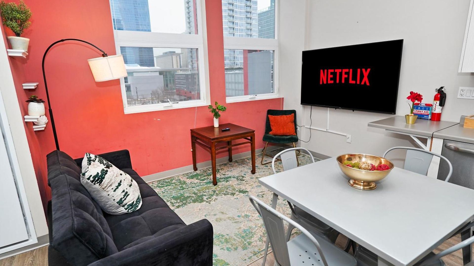 South Loop 2br Retreat Near Grant Park, Soldier Field, Adler Planetarium & Columbia College
