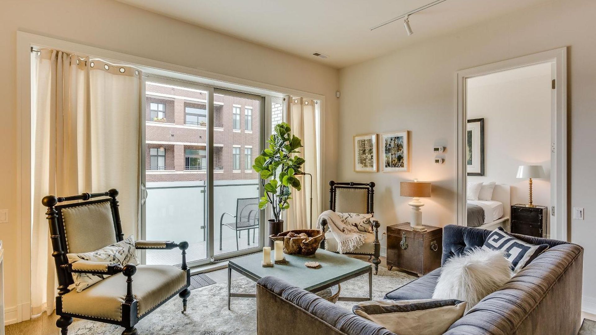 Designer 3br With Balcony & Elevator On Clark! Apts