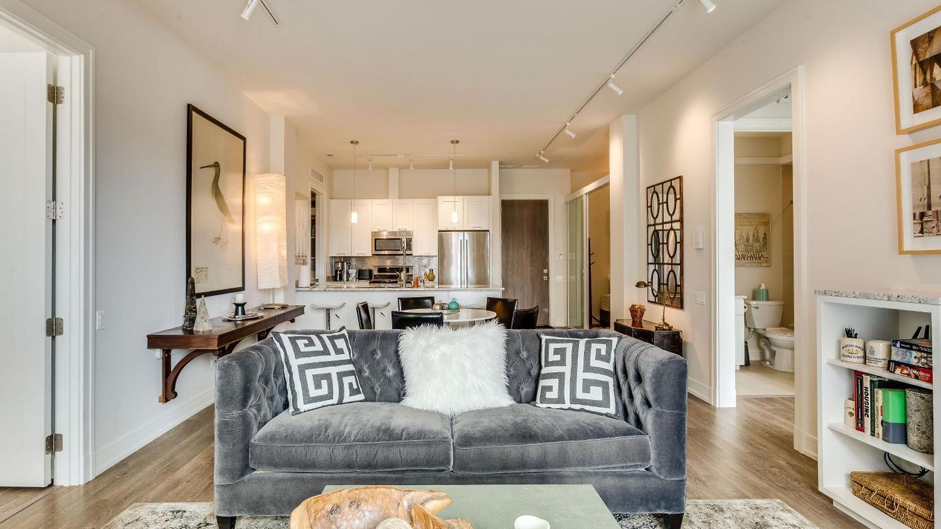 Designer 3br With Balcony & Elevator On Clark! Apts Apartment