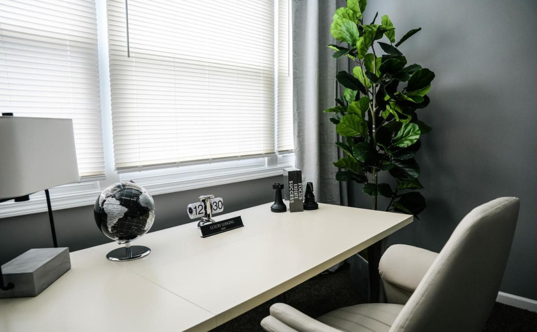 Apartment 2br W/ Workspace - Coffee Bar - Near Transit Chicago