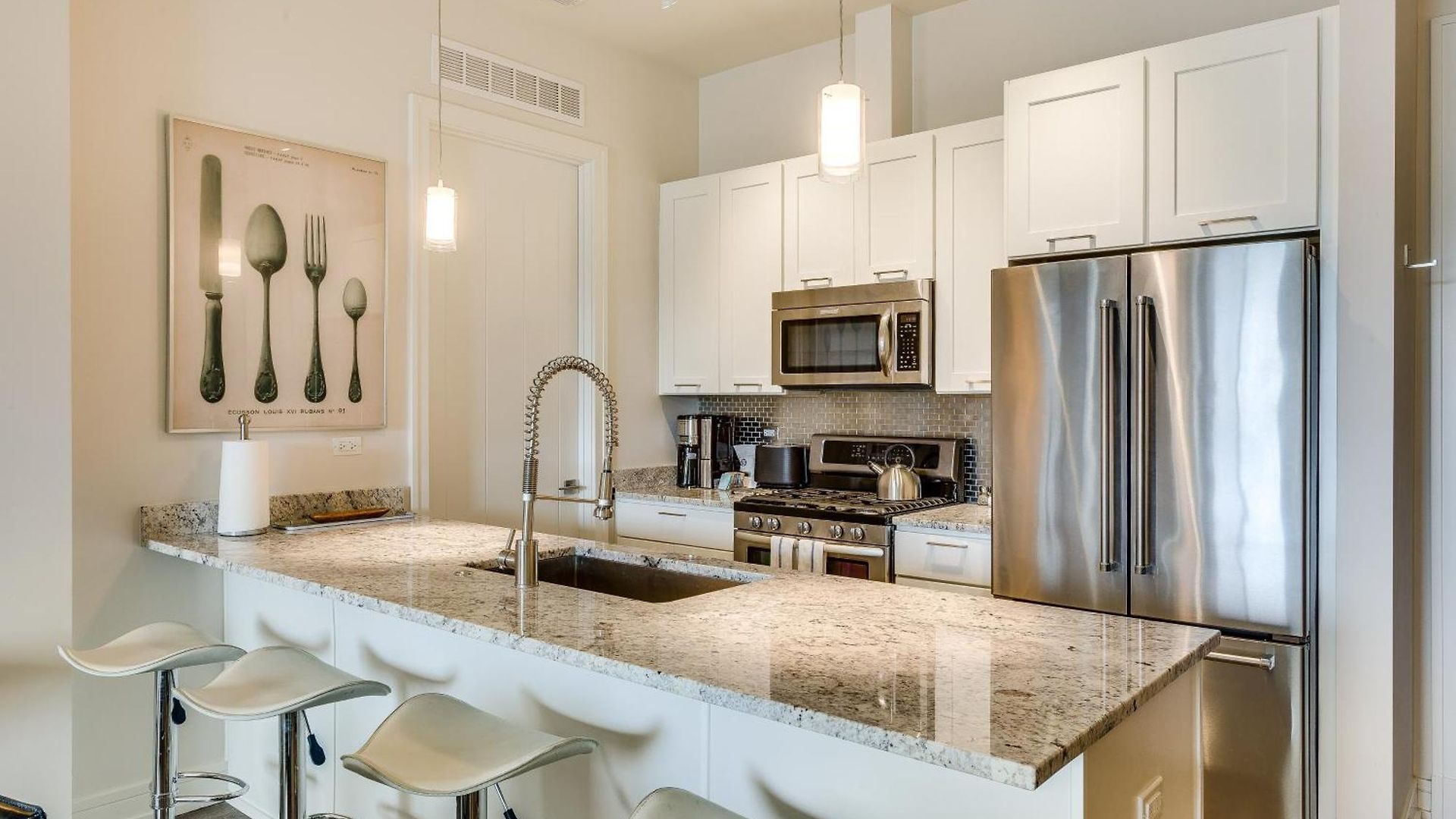 Designer 3br With Balcony & Elevator On Clark! Apts