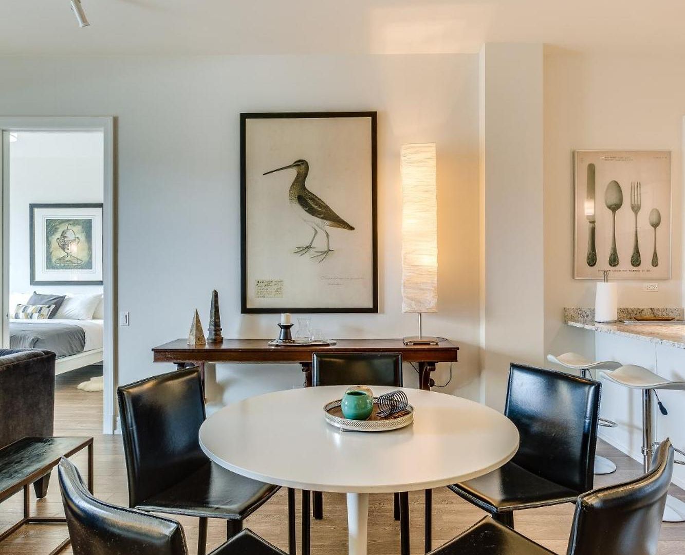 Apartment Designer 3br With Balcony & Elevator On Clark! Apts