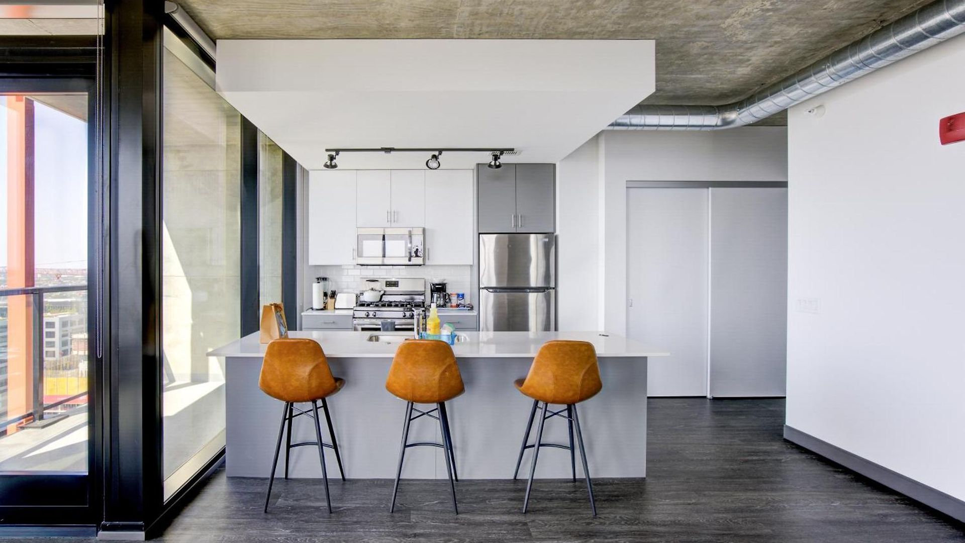 2br Designer Loft Modern Luxe In Center Apartment *
