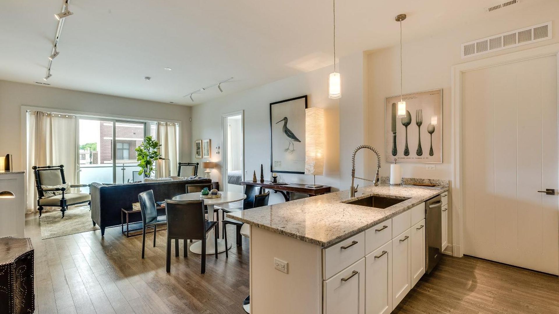 Apartment Designer 3br With Balcony & Elevator On Clark! Apts