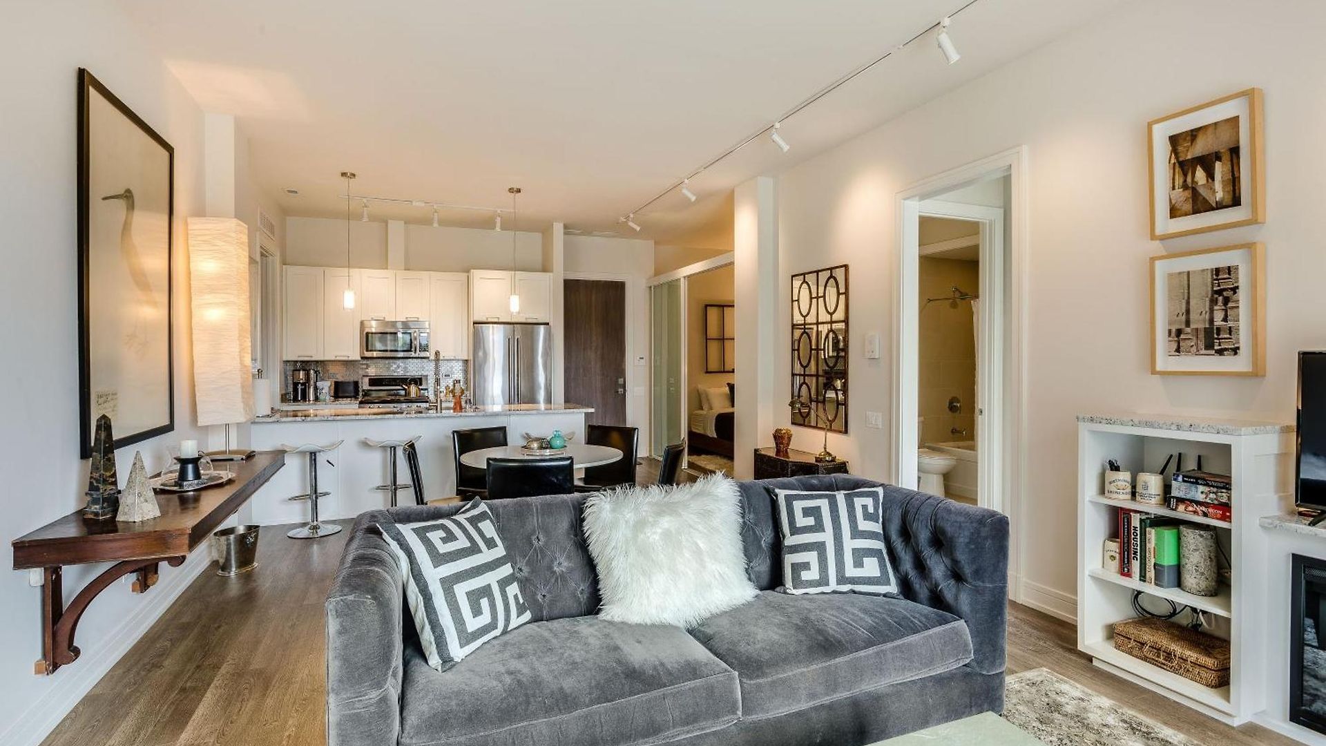 Apartment Designer 3br With Balcony & Elevator On Clark! Apts Chicago
