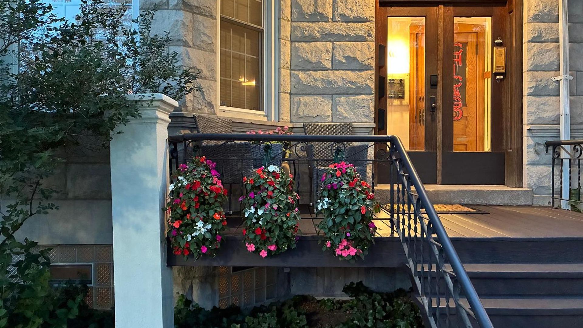 The Wrigleyville Deluxe -steps From Wrigley Sleeps 10 Apartment Chicago
