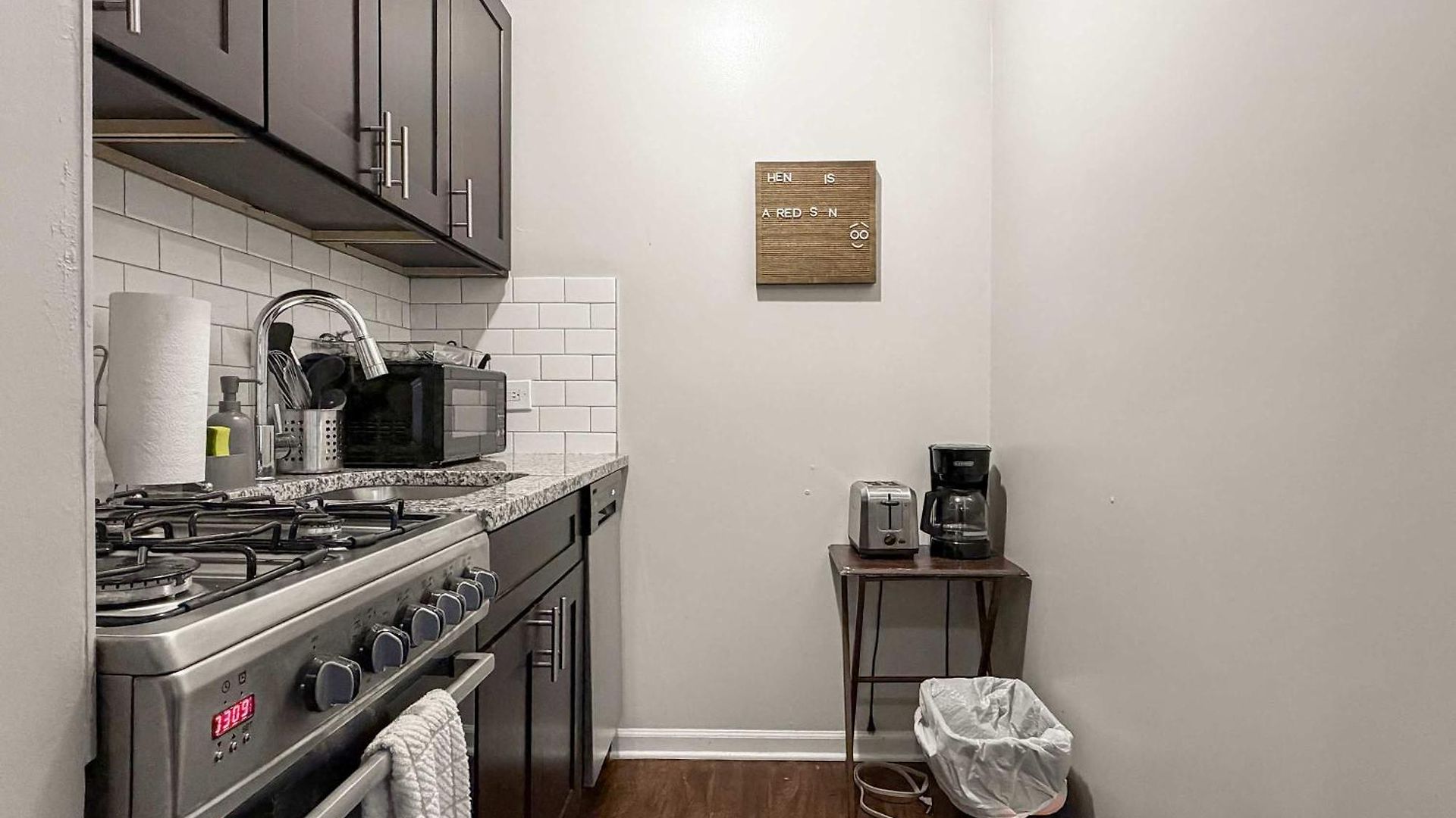 Apartment Sunlit With Charm - Lunt Rep Chicago