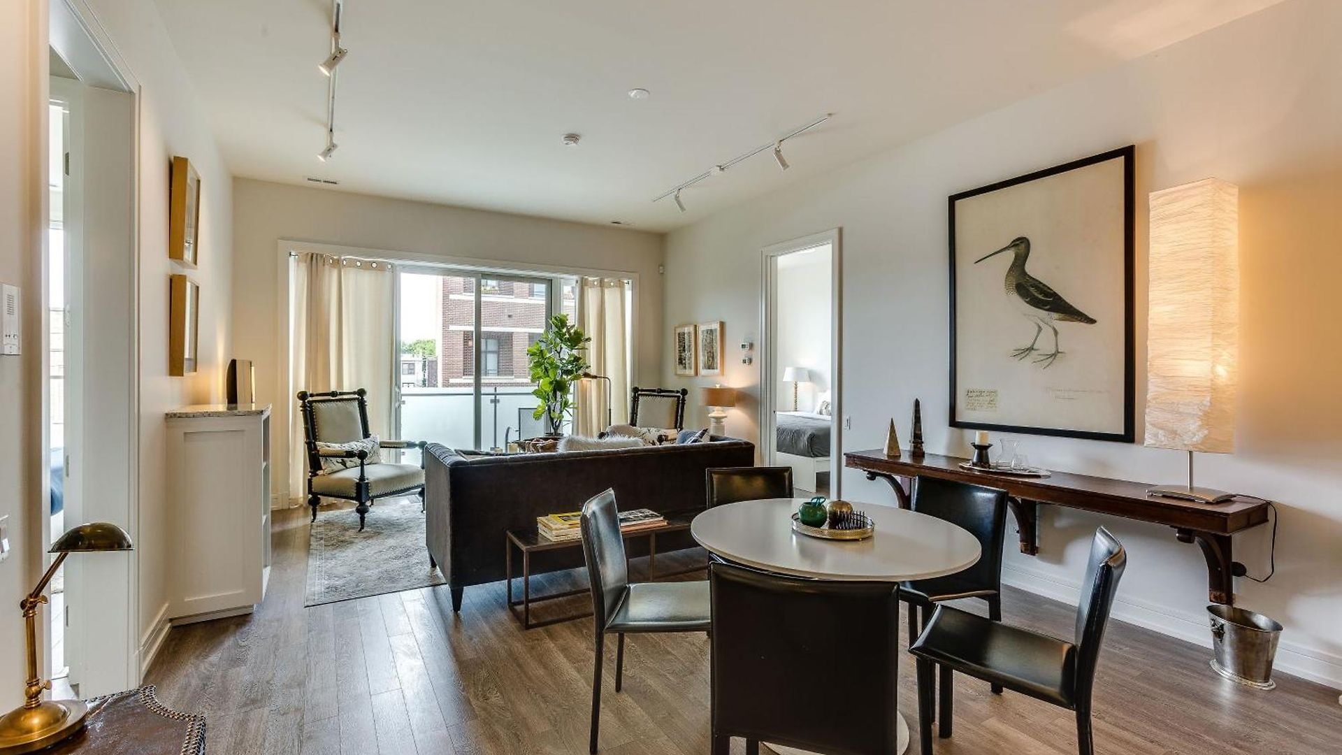 Designer 3br With Balcony & Elevator On Clark! Apts *