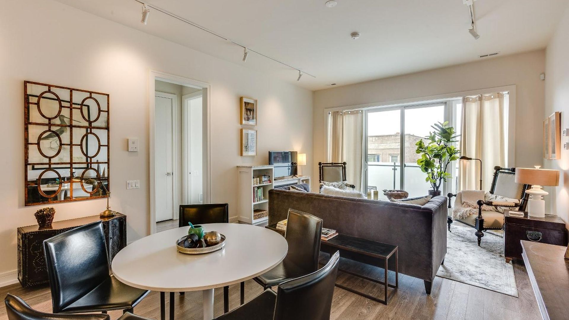 Apartment Designer 3br With Balcony & Elevator On Clark! Apts *