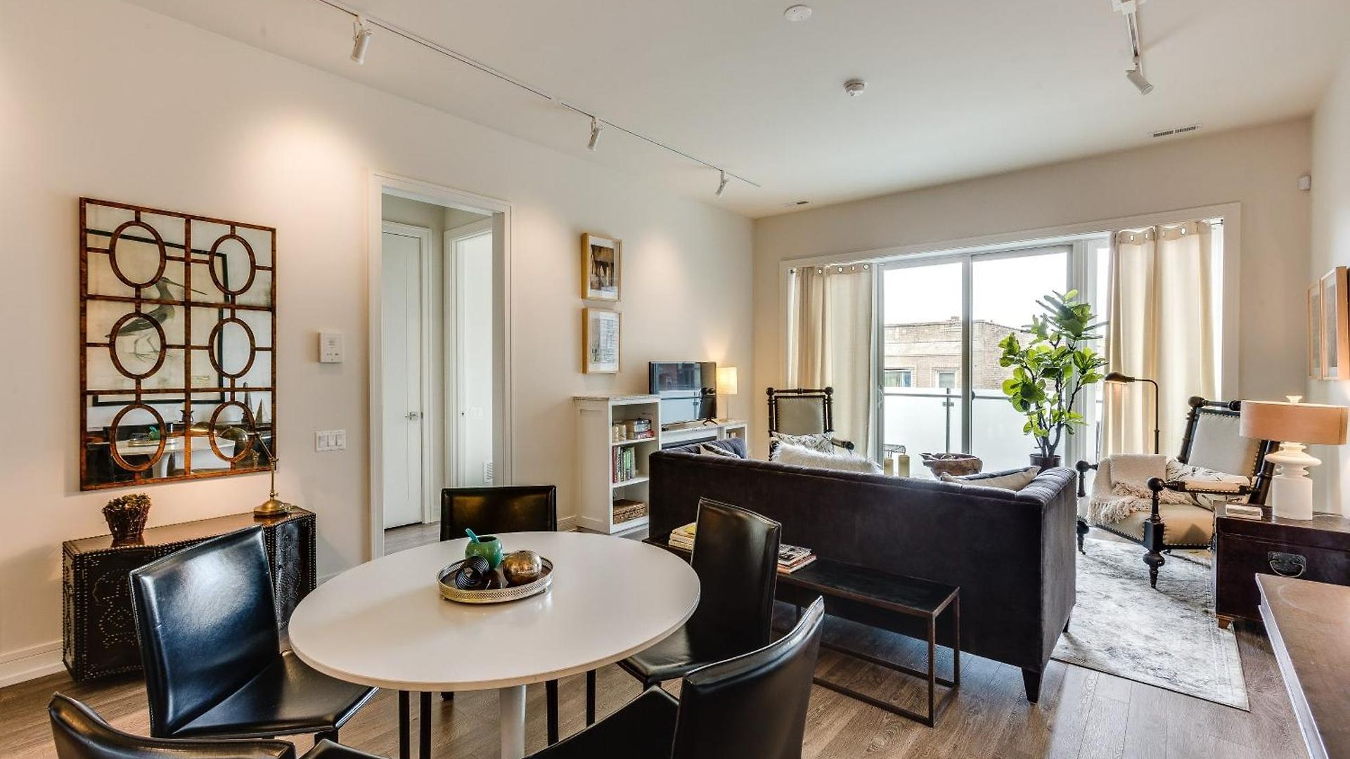 Designer 3br With Balcony & Elevator On Clark! Apts Apartment *