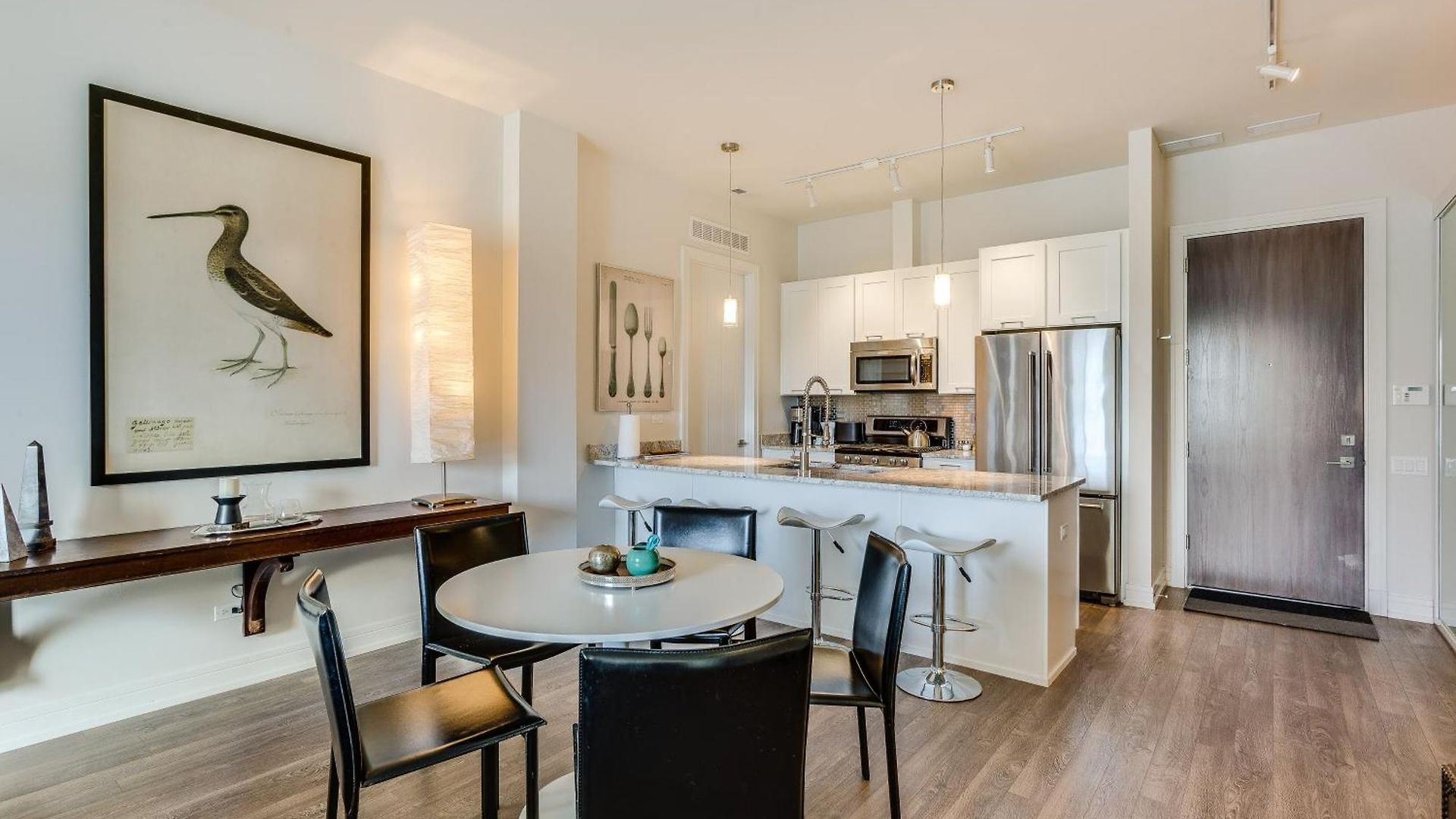Apartment Designer 3br With Balcony & Elevator On Clark! Apts Chicago