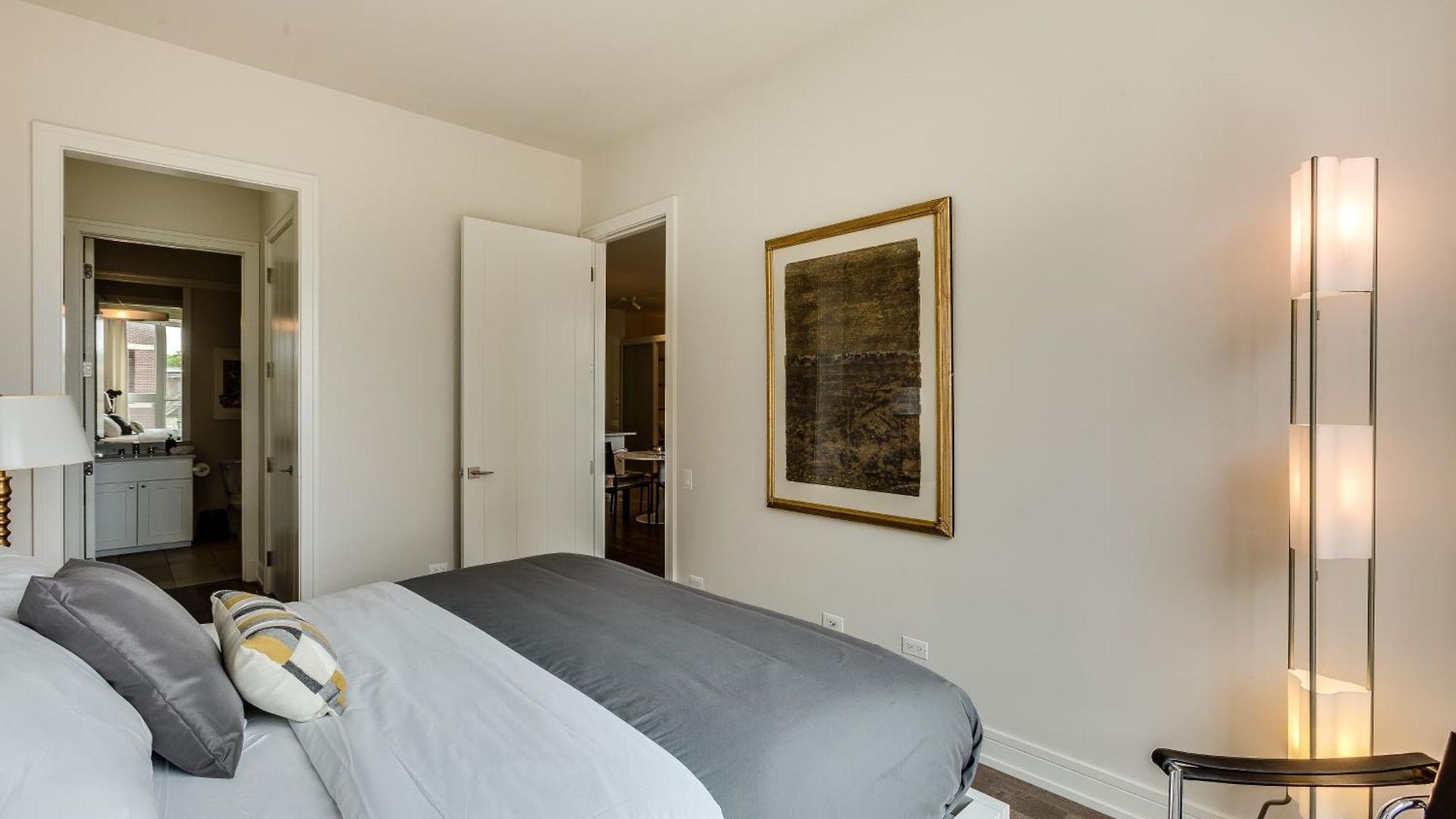 Designer 3br With Balcony & Elevator On Clark! Apts Apartment