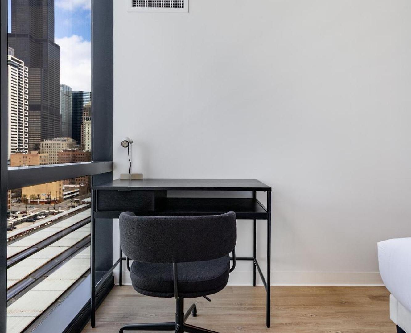 South Loop Rooftop With In & Out Parking 1 Apartment *