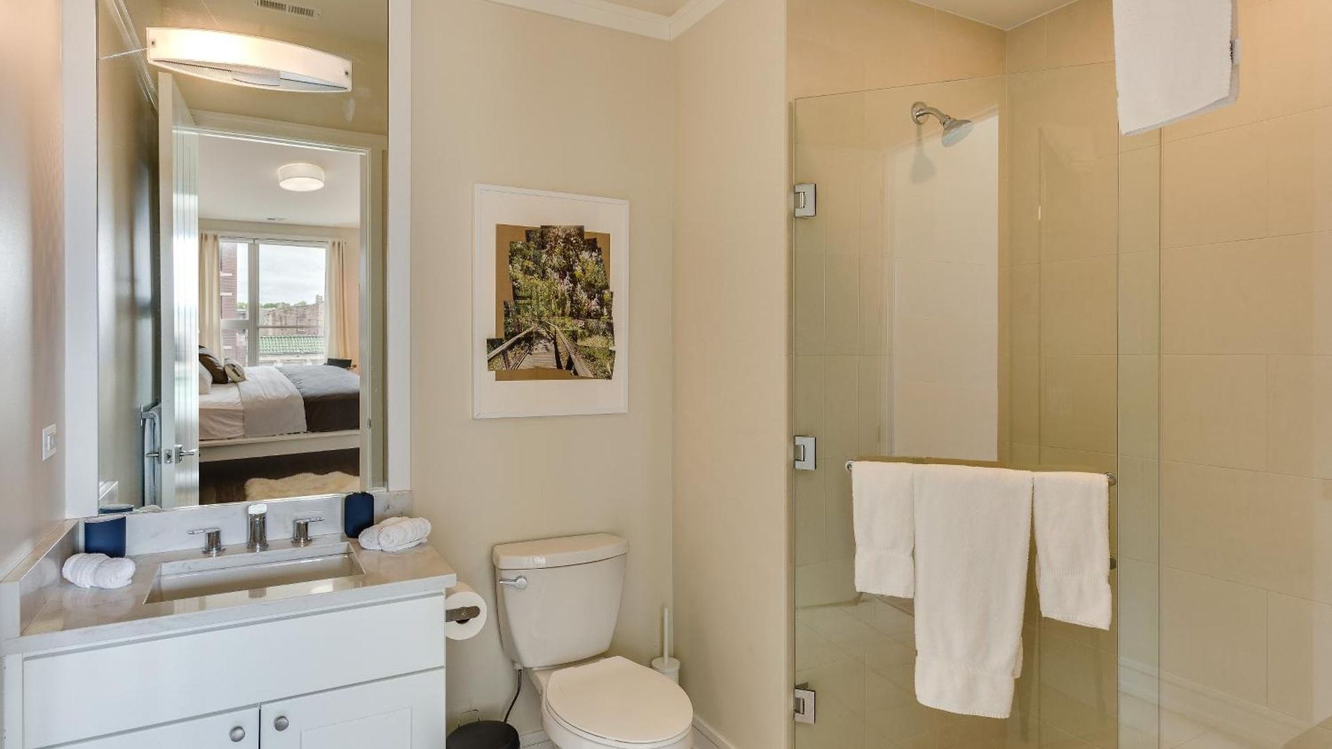 Designer 3br With Balcony & Elevator On Clark! Apts Apartment