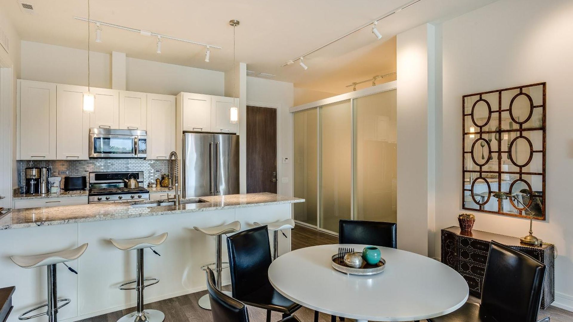 Designer 3br With Balcony & Elevator On Clark! Apts Chicago