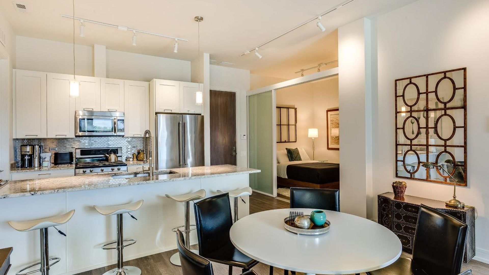 Designer 3br With Balcony & Elevator On Clark! Apts * Chicago