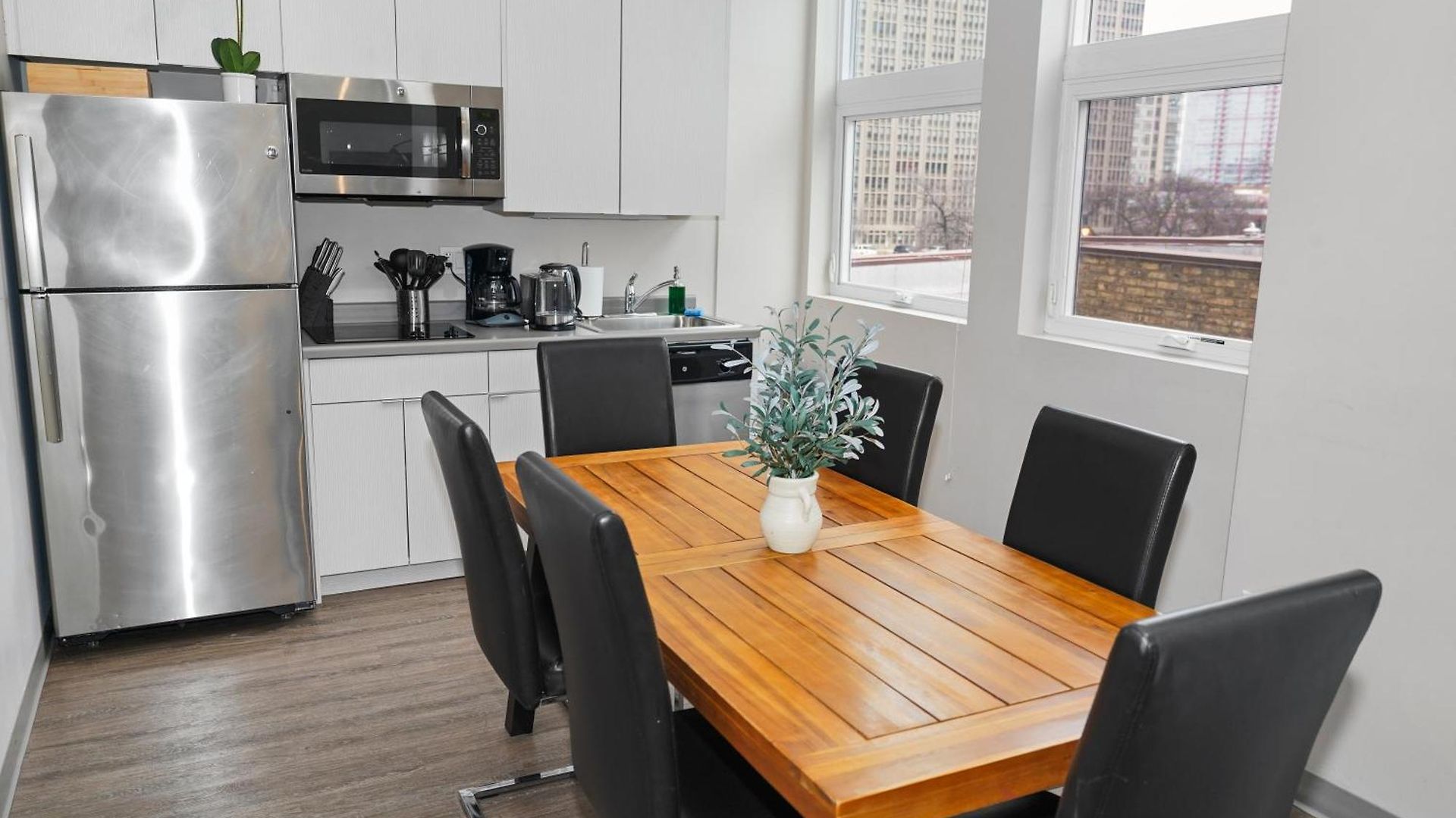 Apartment Mccormick Place 2br Oasis With Optional Parking, Patio, Gym For Up To 6 Guests Near Museum Campus, Grant Park & Soldier Field *