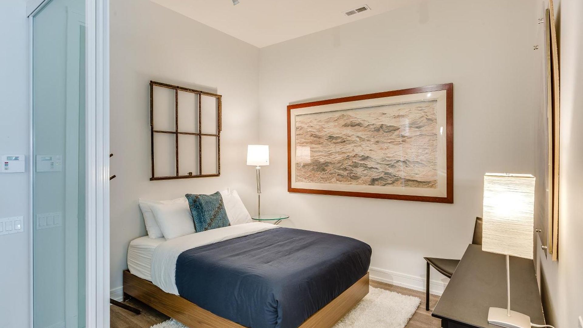 Designer 3br With Balcony & Elevator On Clark! Apts *