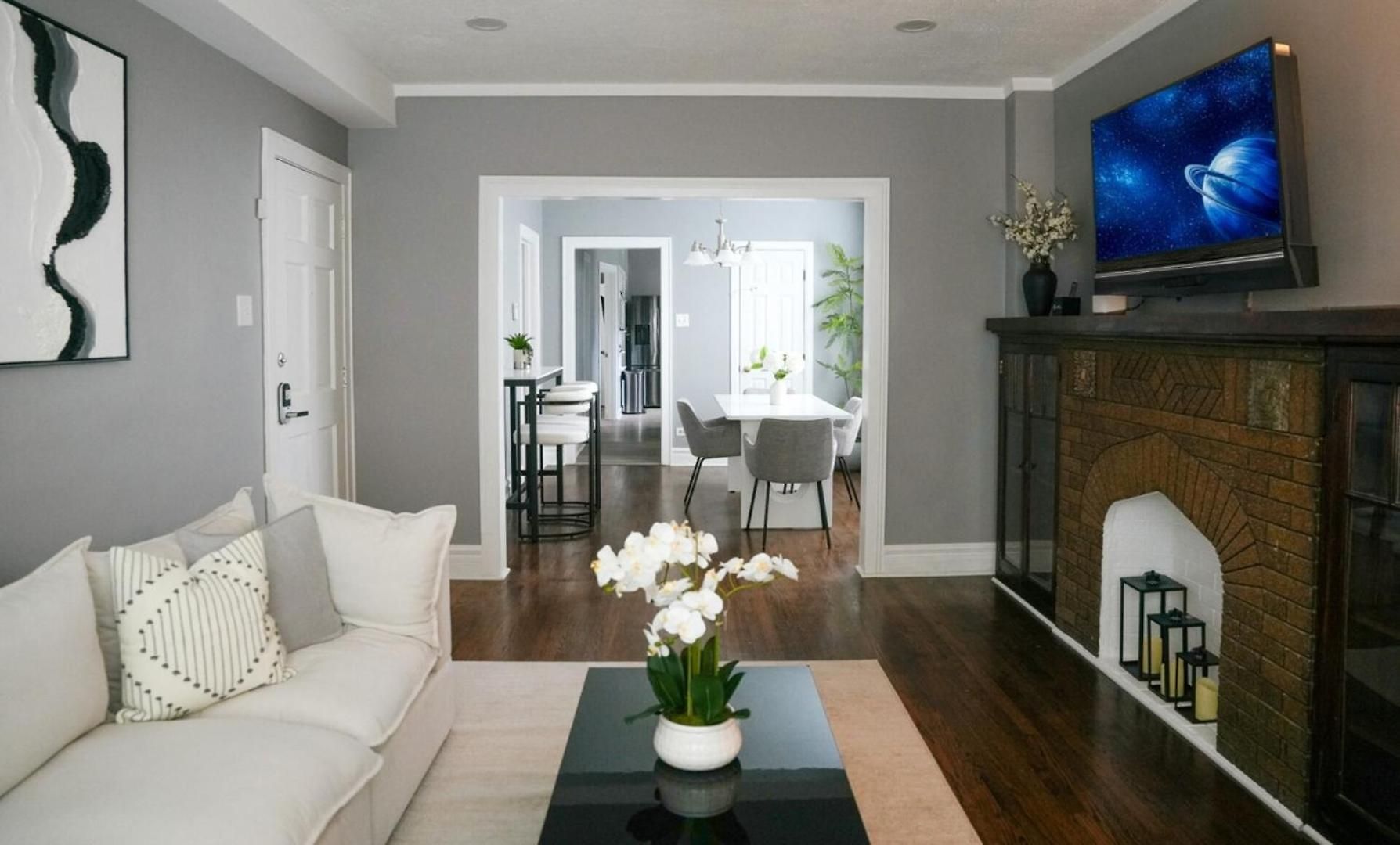 Apartment 2br W/ Workspace - Coffee Bar - Near Transit