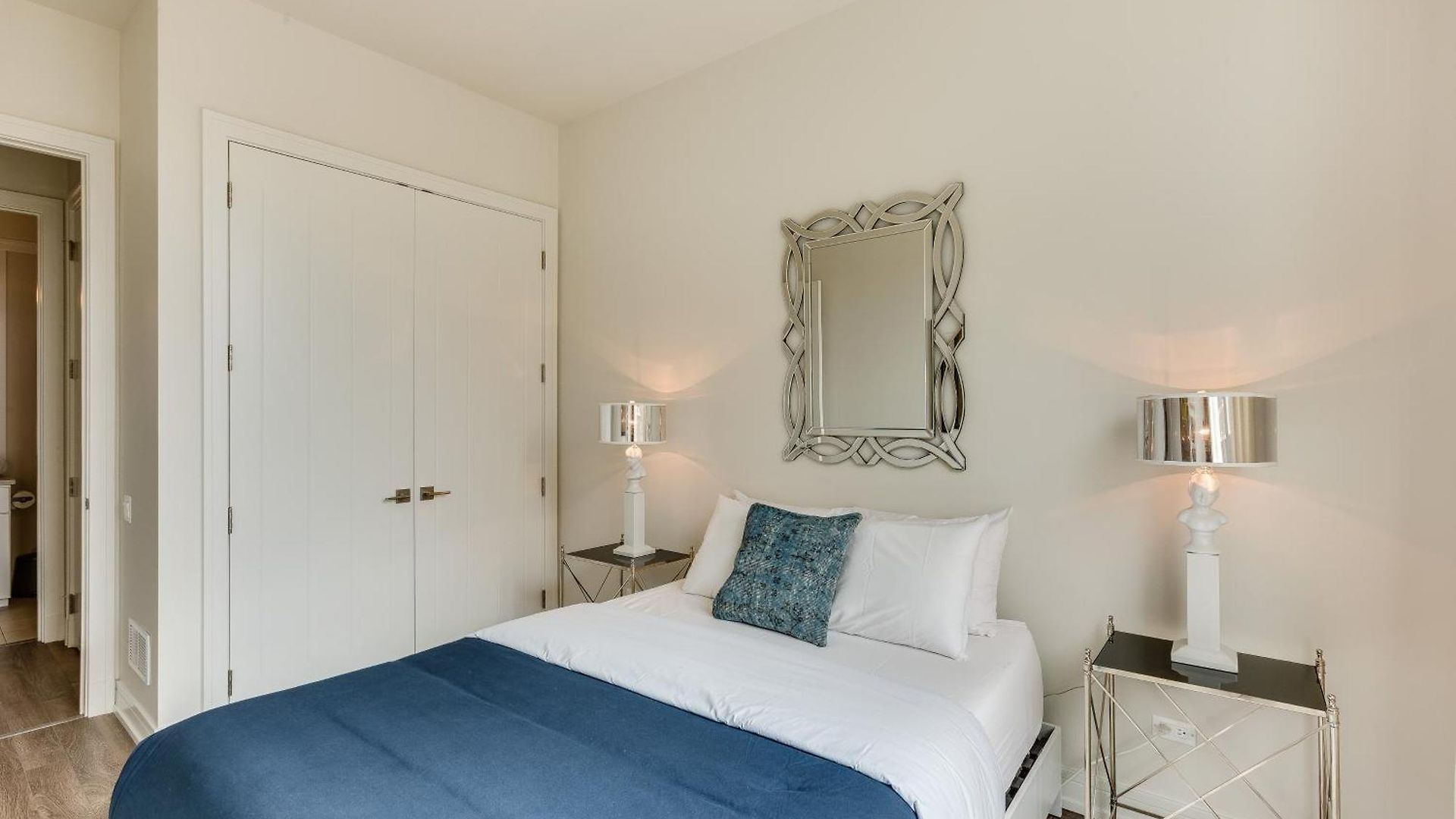 Designer 3br With Balcony & Elevator On Clark! Apts Apartment *