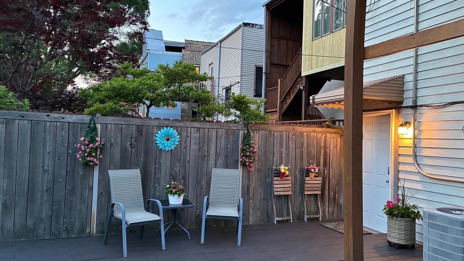 The Wrigleyville Deluxe -steps From Wrigley Sleeps 10 *