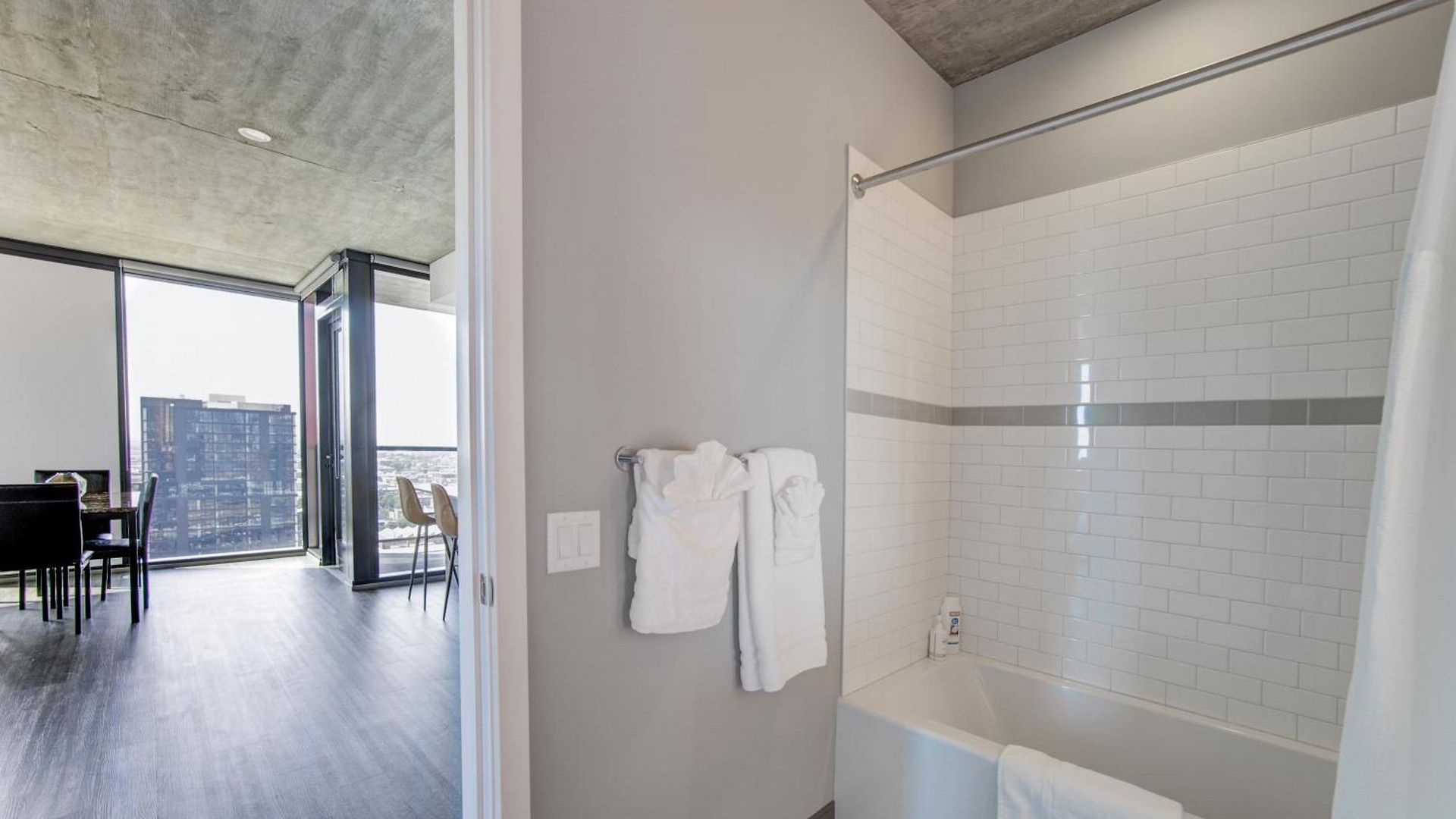 Apartment 2br Designer Loft Modern Luxe In Center