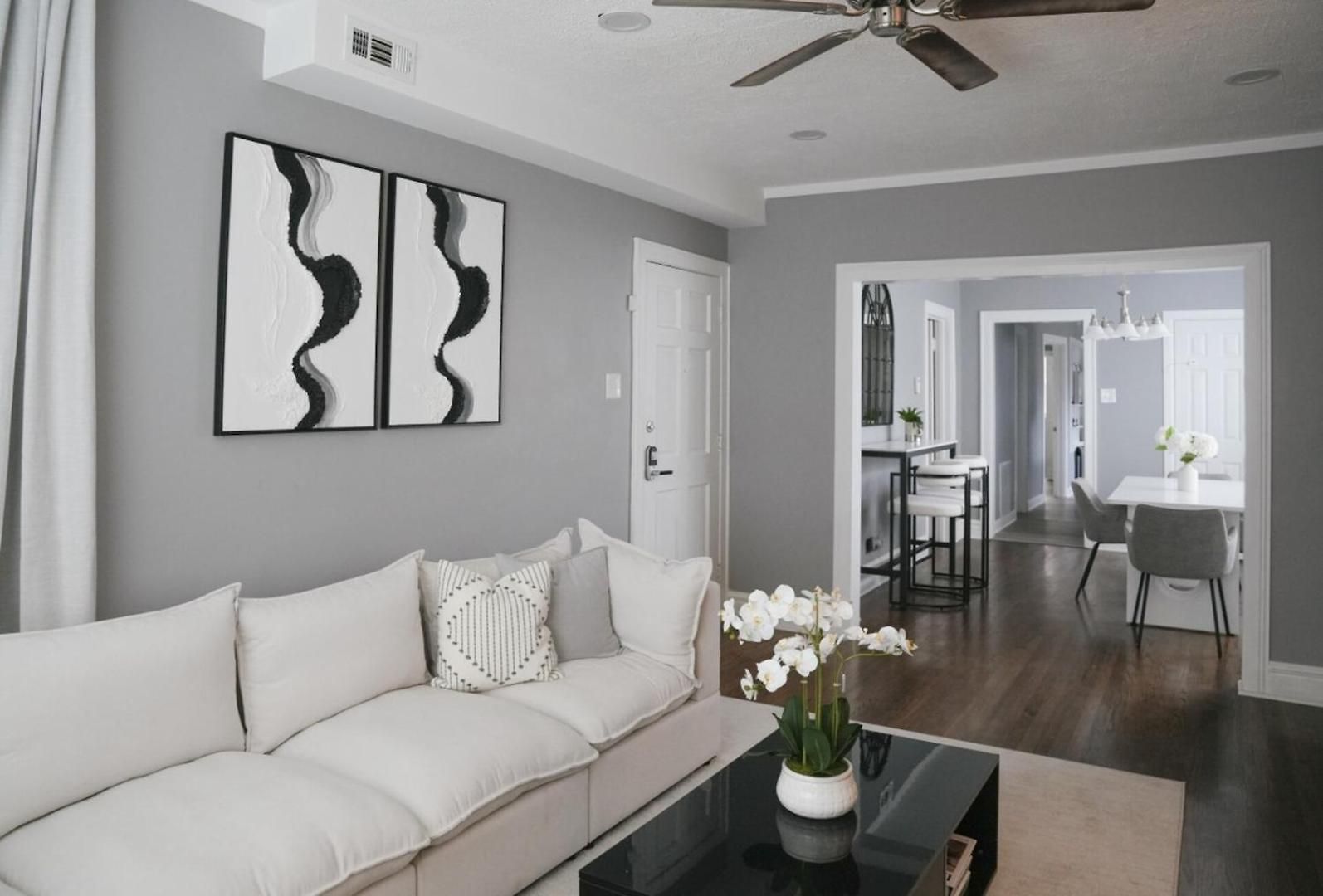 2br W/ Workspace - Coffee Bar - Near Transit *