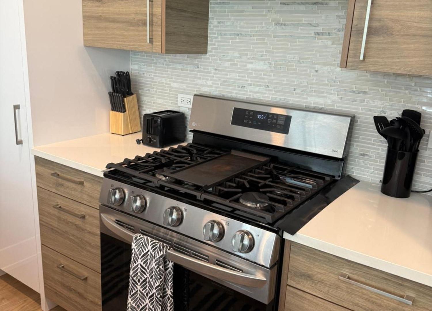 Apartment Dreams - Designer Style - - Sleeps 7