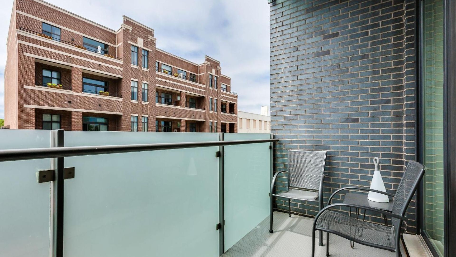 Apartment Designer 3br With Balcony & Elevator On Clark! Apts Chicago