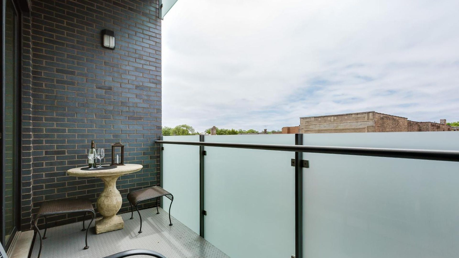 Designer 3br With Balcony & Elevator On Clark! Apts Apartment