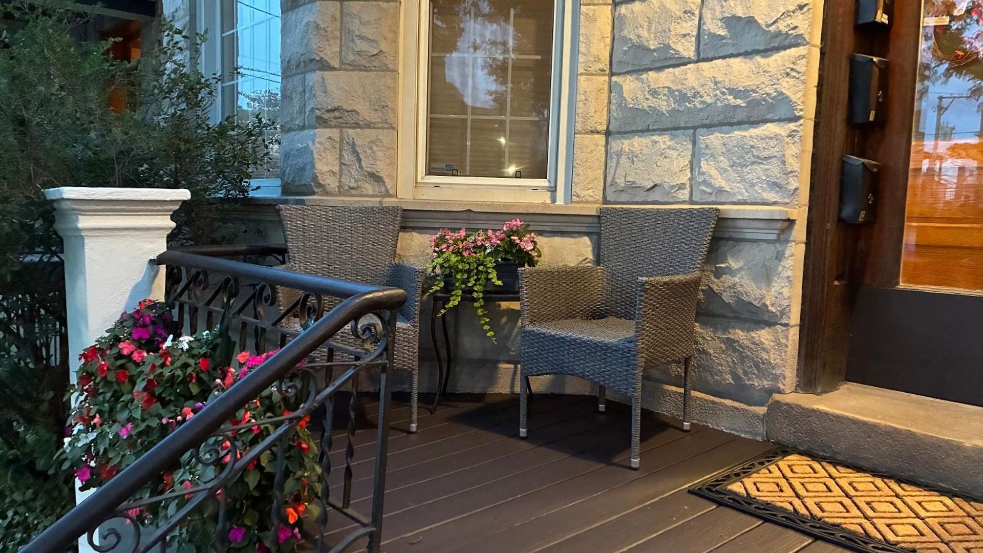Apartment The Wrigleyville Deluxe -steps From Wrigley Sleeps 10 *