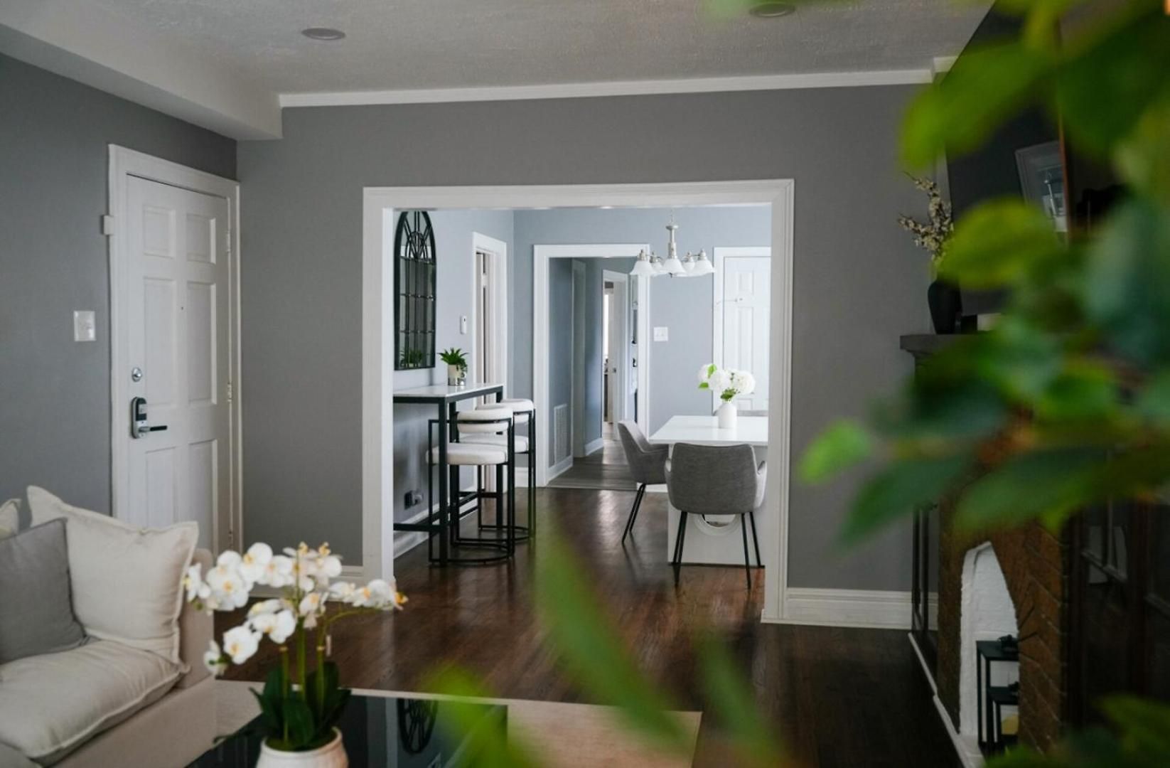 2br W/ Workspace - Coffee Bar - Near Transit * Chicago