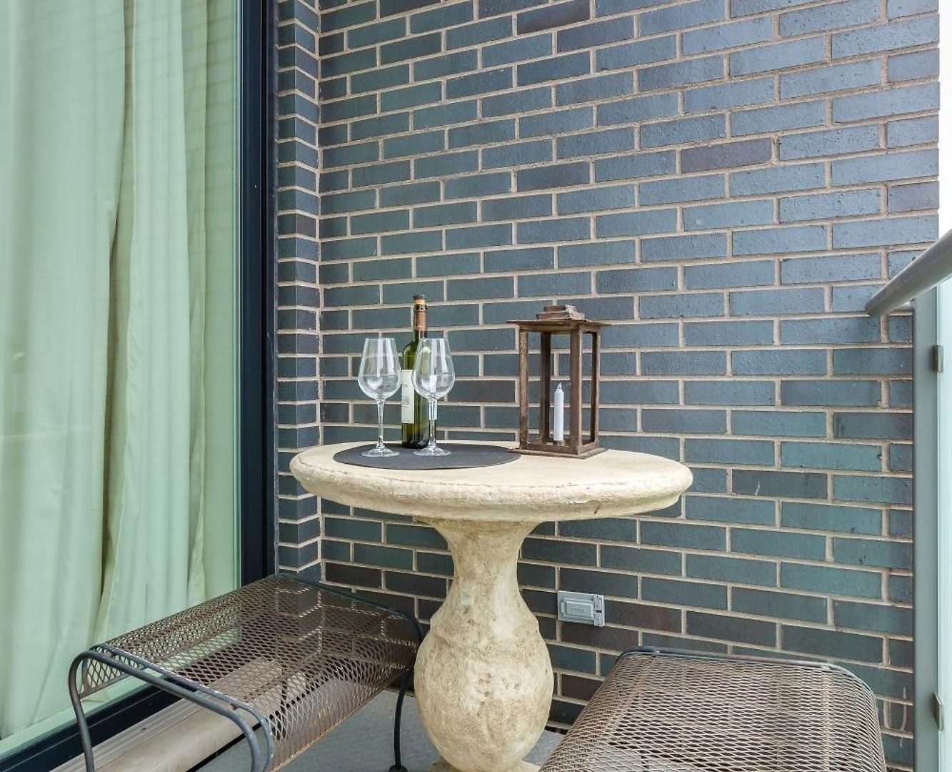 Designer 3br With Balcony & Elevator On Clark! Apts Apartment