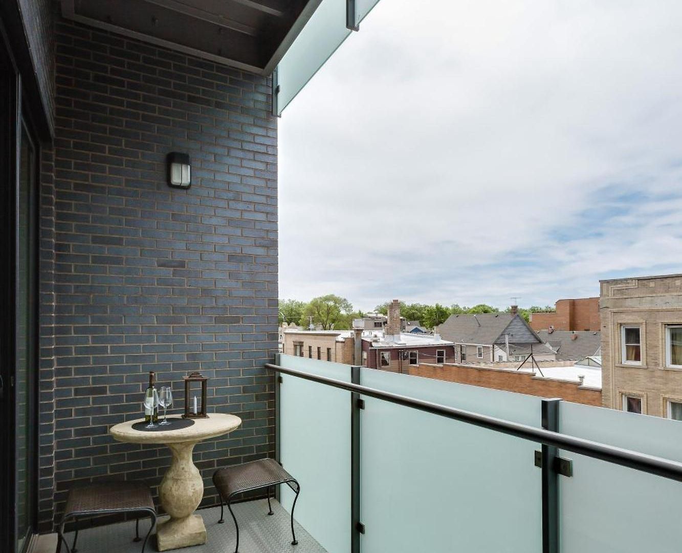 Designer 3br With Balcony & Elevator On Clark! Apts Apartment *