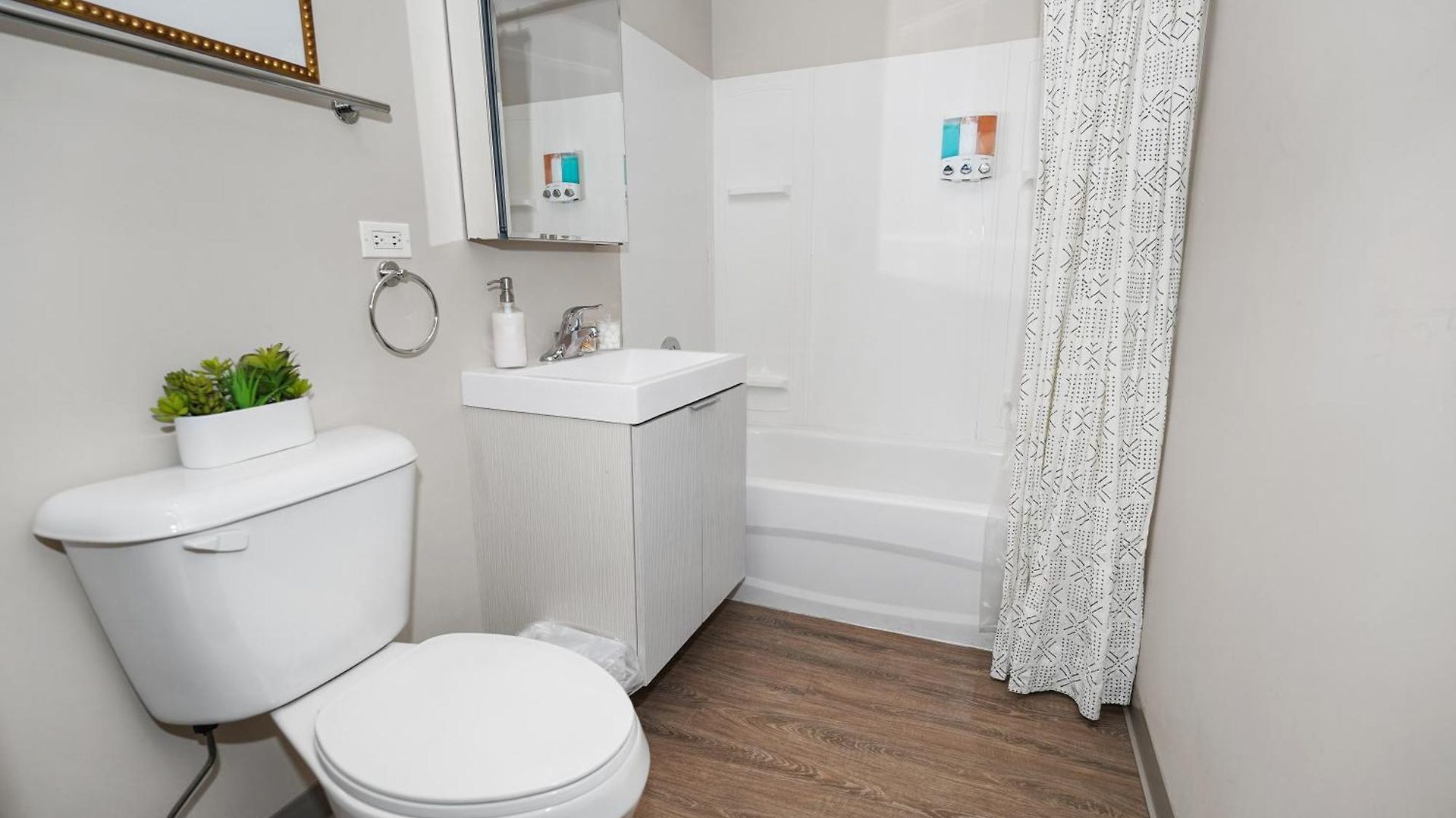 Mccormick Place 2br Oasis With Optional Parking, Patio, Gym For Up To 6 Guests Near Museum Campus, Grant Park & Soldier Field Apartment *