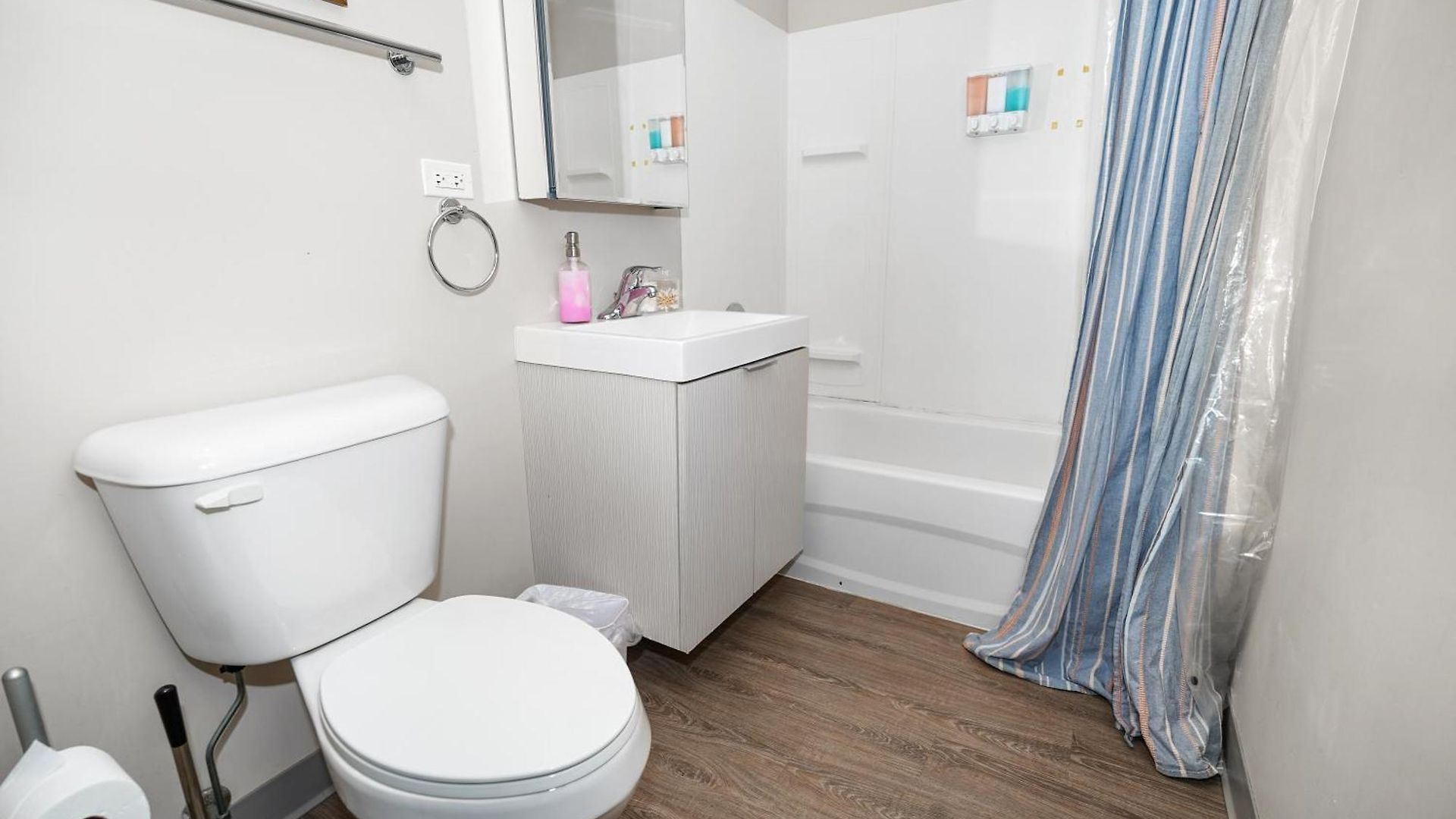 Mccormick Place 2br Oasis With Optional Parking, Patio, Gym For Up To 6 Guests Near Museum Campus, Grant Park & Soldier Field *