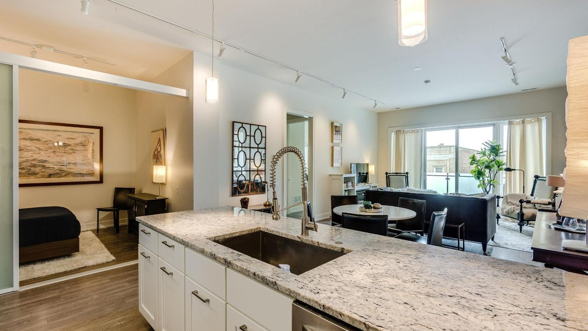 Designer 3br With Balcony & Elevator On Clark! Apts Apartment