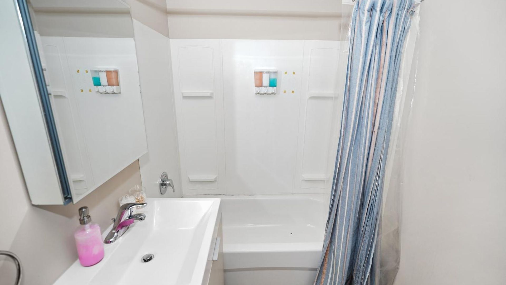 Apartment Mccormick Place 2br Oasis With Optional Parking, Patio, Gym For Up To 6 Guests Near Museum Campus, Grant Park & Soldier Field *