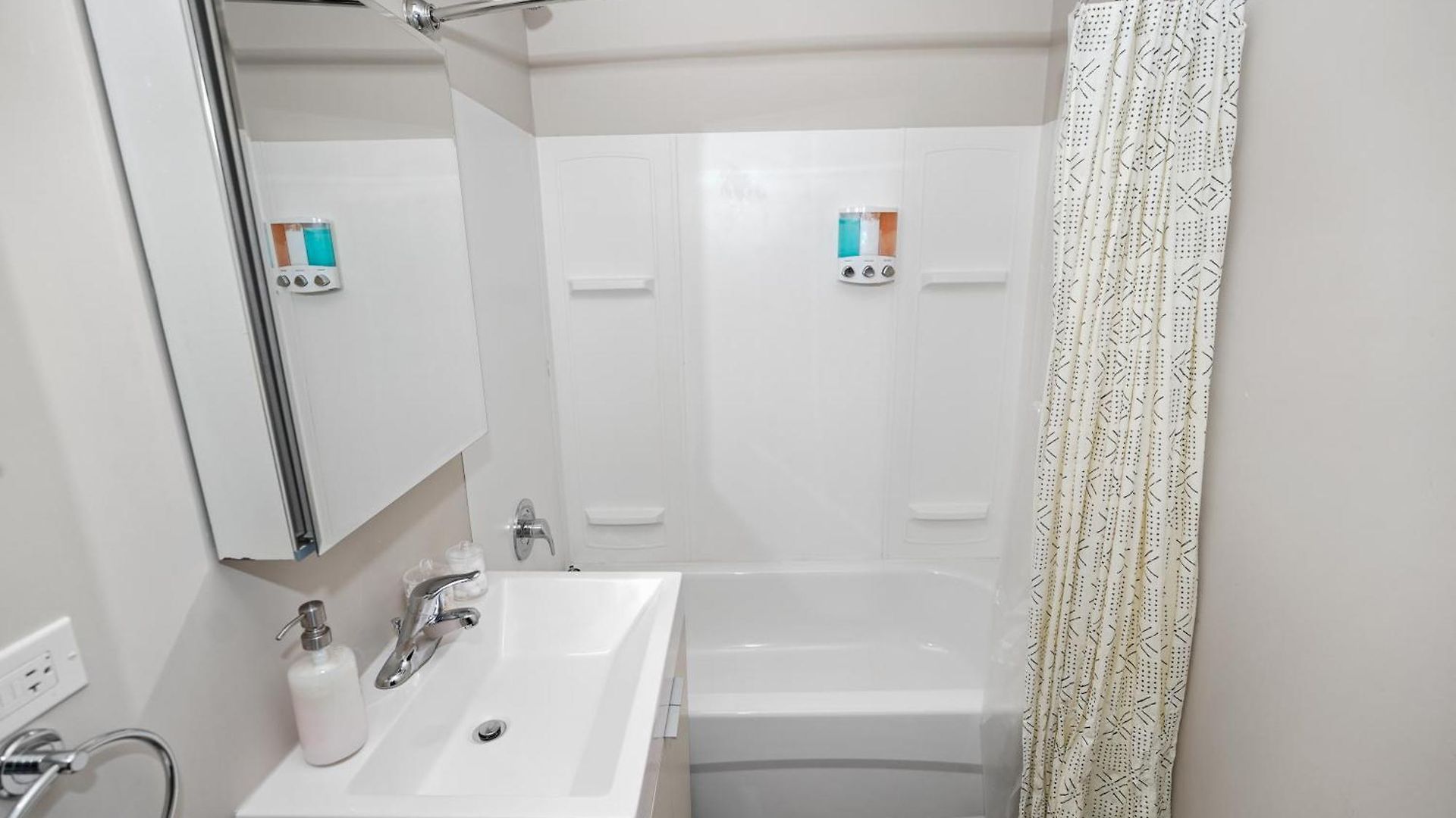 Mccormick Place 2br Oasis With Optional Parking, Patio, Gym For Up To 6 Guests Near Museum Campus, Grant Park & Soldier Field Chicago
