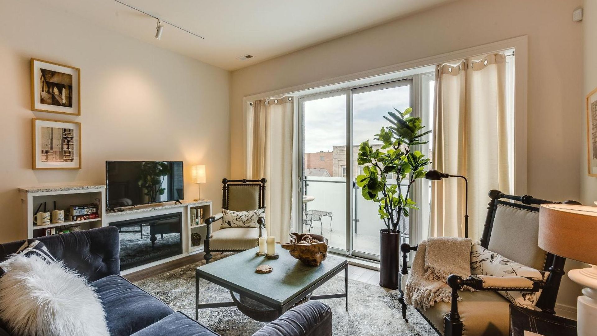 Designer 3br With Balcony & Elevator On Clark! Apts Chicago
