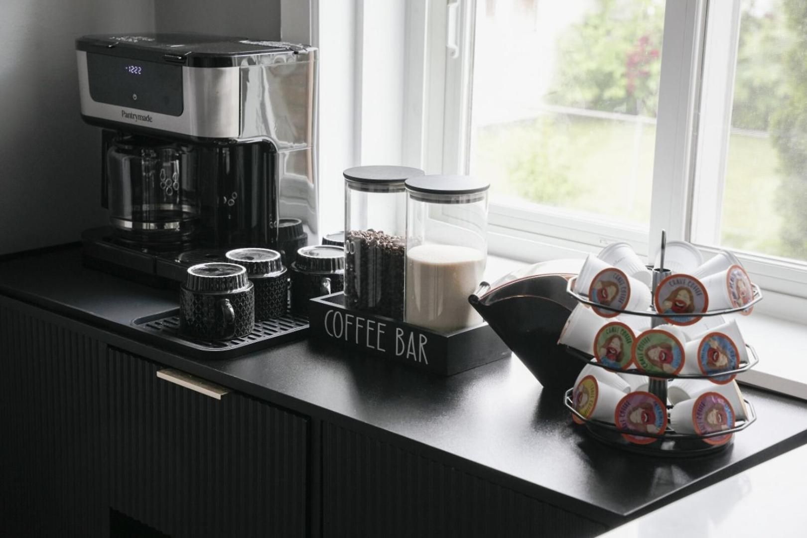 2br W/ Workspace - Coffee Bar - Near Transit Chicago